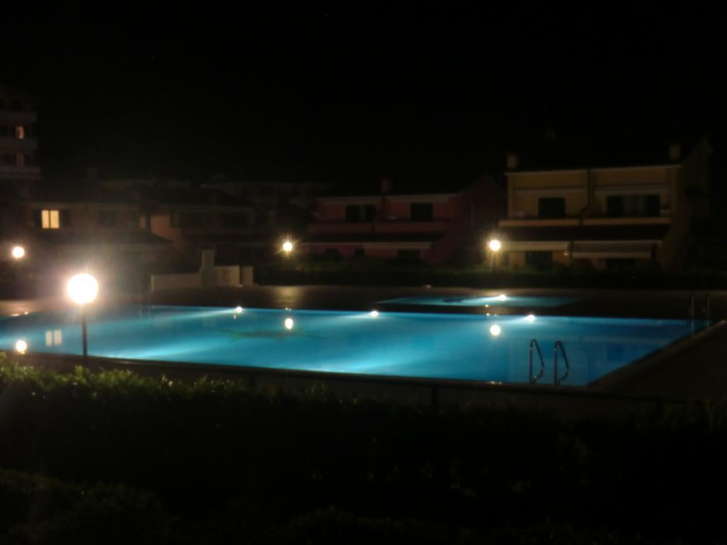Residence Villaggio Dei Fiori Con Piscina E Posto Spiaggia Incluso Каорле Номер фото