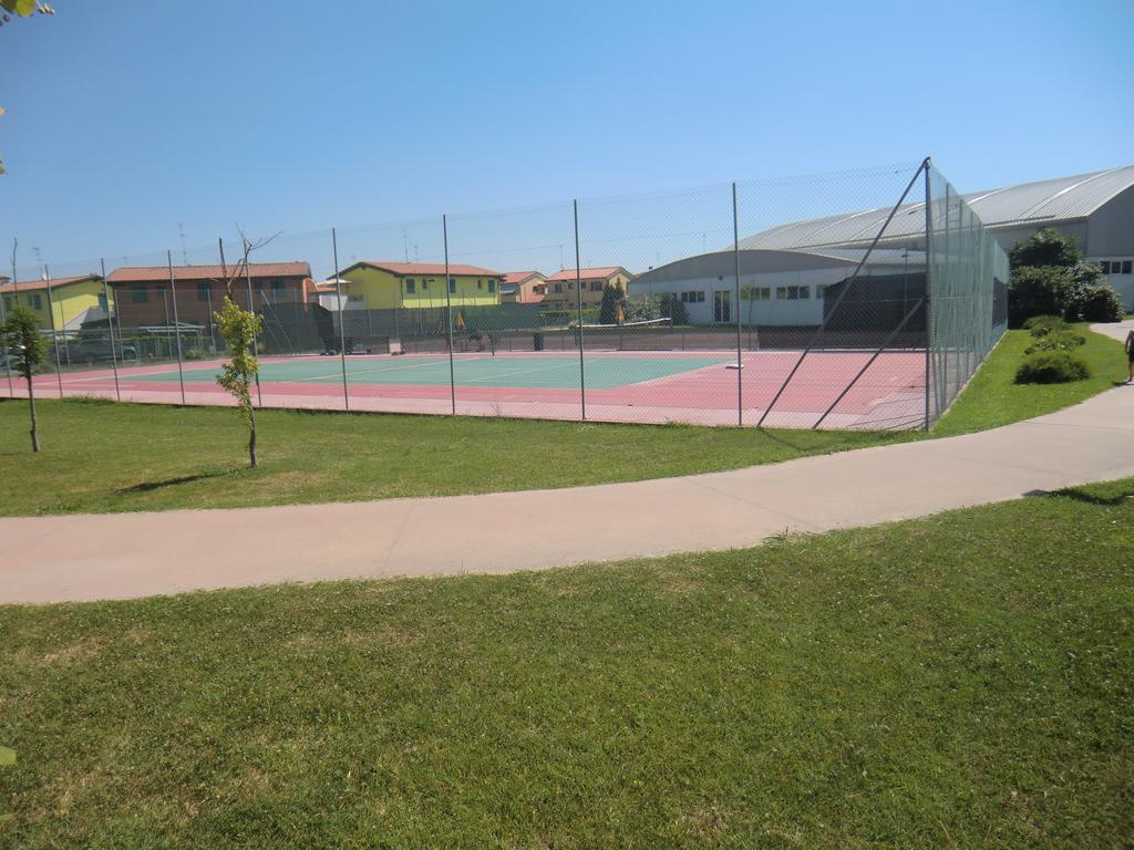 Residence Villaggio Dei Fiori Con Piscina E Posto Spiaggia Incluso Каорле Номер фото