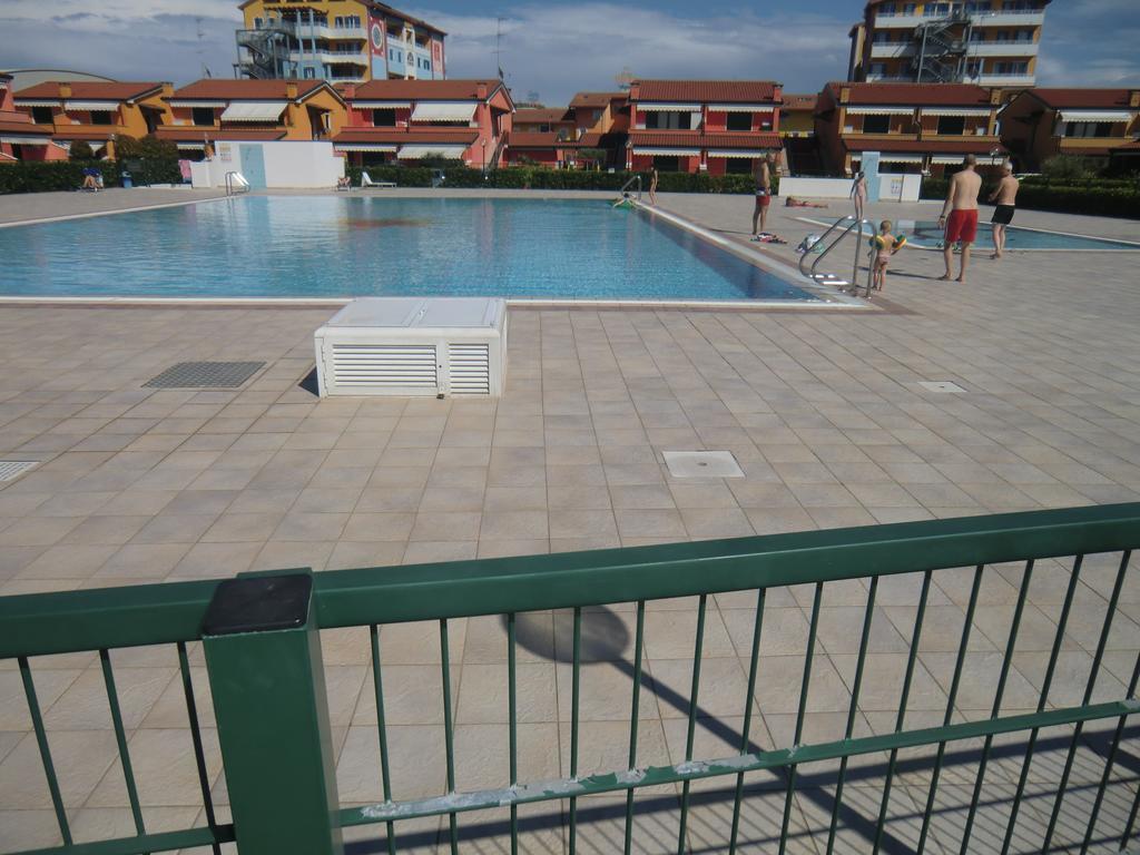 Residence Villaggio Dei Fiori Con Piscina E Posto Spiaggia Incluso Каорле Номер фото