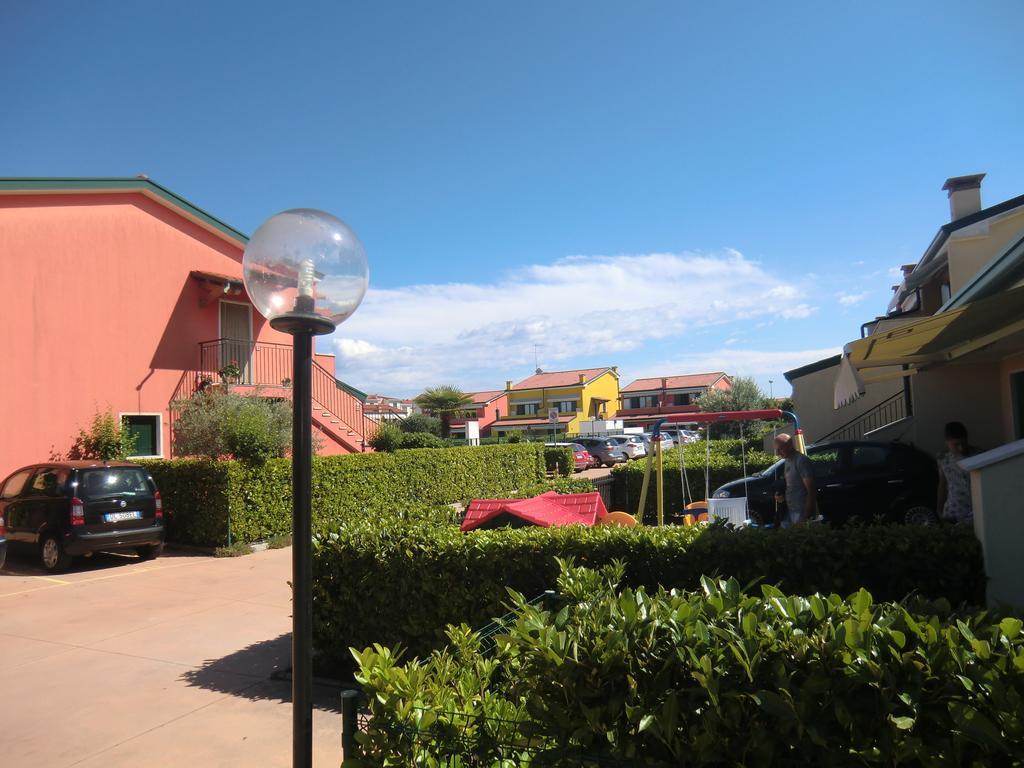 Residence Villaggio Dei Fiori Con Piscina E Posto Spiaggia Incluso Каорле Номер фото