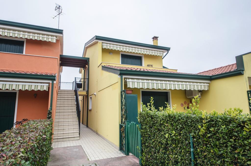 Residence Villaggio Dei Fiori Con Piscina E Posto Spiaggia Incluso Каорле Номер фото